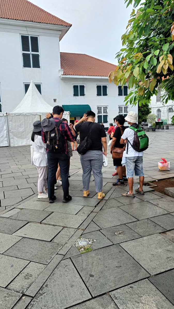 wiskobam's tweet photo. #wisatasejarah start dari taman Fatahillah. Sambil dengerin dulu fatwa dari bang @JJRizal 😃 https://t.co/mhJPaazbNq