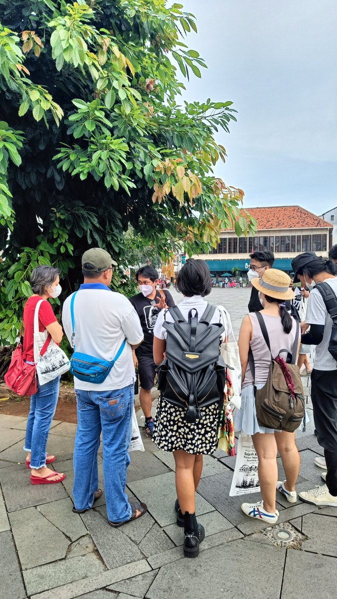 wiskobam's tweet photo. #wisatasejarah start dari taman Fatahillah. Sambil dengerin dulu fatwa dari bang @JJRizal 😃 https://t.co/mhJPaazbNq