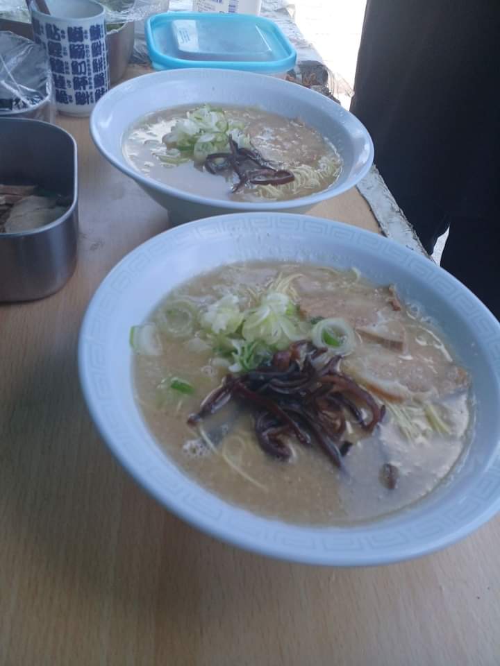 marukenramen's tweet photo. 10/9本日は門司港レトロで営業します。

いまにも泣き出しそうな、今日のわたし。。。じゃなくて、今日の天気😃

あめ、なんとか耐えくださいますように。
マルシェやらバナナの叩き売りやら、大にぎわいの門司港です。

今日も、元気にラーメン作りまーす。
あなた様のお越しをお待ちしております! https://t.co/Dh9RGPnlsT