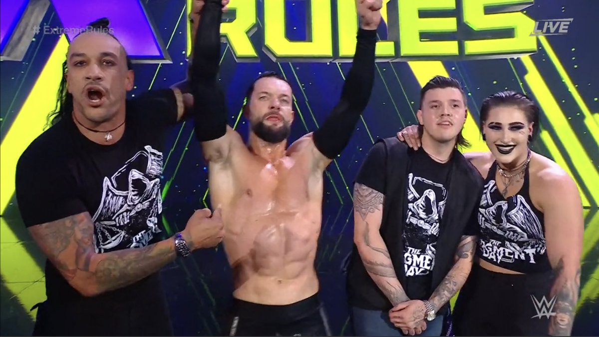 DeLasLuchas's tweet photo. Finn Balor se lleva la victoria ante un Edge que aceptó rendirse ante la amenaza de Rhea Ripley de aplicar un con-chair-to a Beth Phoenix que finalmente terminó aplicando. Me parecieron muy acertadas las intervenciones, le dieron mucha emoción y ritmo al combate. https://t.co/VZQauQzPFj