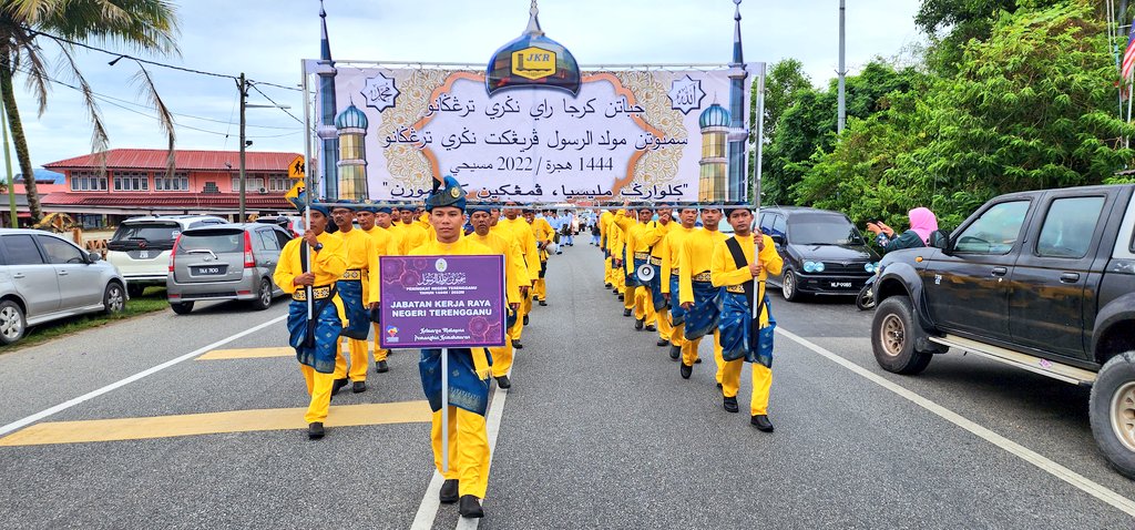 Perarakan Sambil Berselawat ke atas Junjungan Besar Nabi Muhammad S.A.W Sempena Sambutan Maulidur Rasul 1444H/2022M Peringkat Negeri Terengganu yg diketuai oleh Menteri Besar Terengganu <a href="/DrAhmadSamsuri/">Dr Ahmad Samsuri Mokhtar</a> Trg bermula di SK Tok Jiring ke Stadium Tertutup Gong Badak Kuala Nerus, Trg.