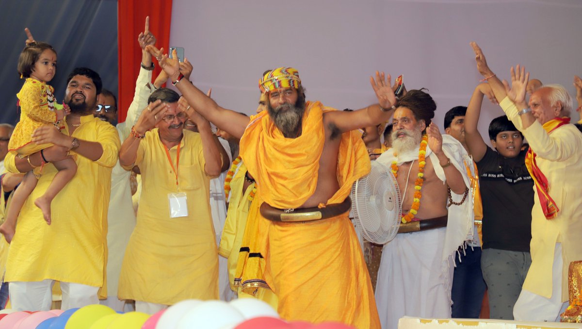 YasthaFilms's tweet photo. धर्मनगरी भीलवाड़ा में पूज्य महंत बनवारीशरण जी काठियाबाबा महाराज की प्रेरणा से श्रीटेकरी के हनुमानजी भागवत कथा समिति के तत्वावधान में परम पूज्य शांतिदूत देवकीनन्दनजी ठाकुर महाराज  के मुखारबिंद से आयोजित सात दिवसीय श्रीमद भागवत कथा महोत्सव के तहत राम जन्मोत्सव पर नृत्य करते भक्तगण। https://t.co/h9fo5HtQeu