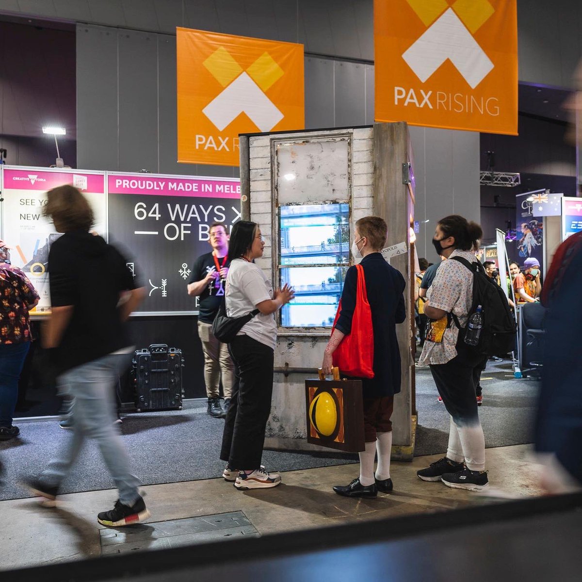 64waysofbeing's tweet image. Lovely people at a lovely @paxaus thanks @creative_vic 🧡🔸🎶 #paxrising #urbanplay #augmentedreality #games #art #migw22