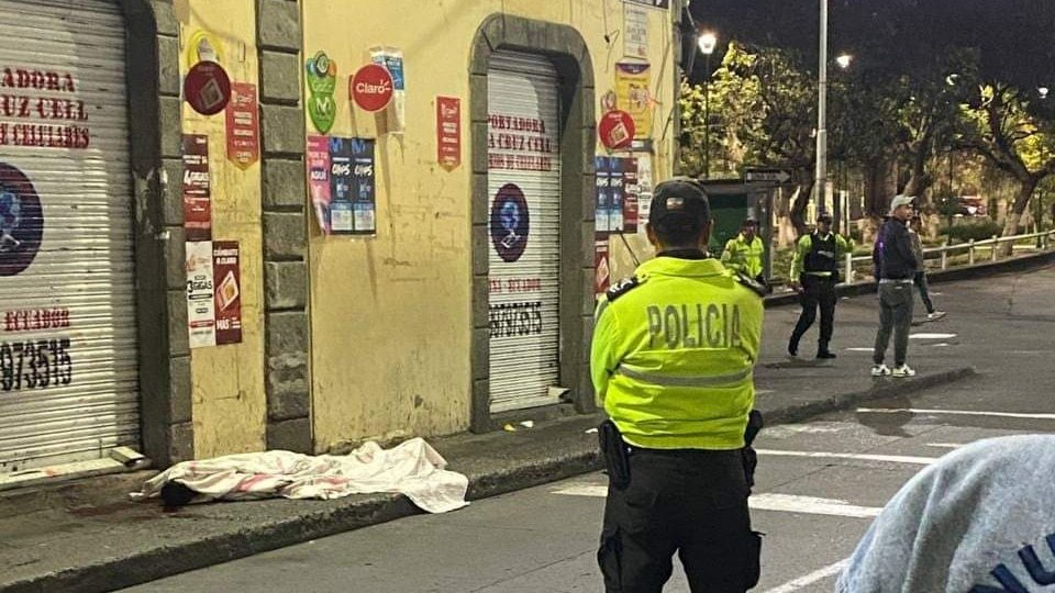 IndignadosAmbat's tweet photo. 🚨 #URGENTE #AMBATO 

La noche de hoy una nueva balacera dejó un fallecido y dos heridos en las calles Juan Benigno Vela y Mera, centro de la ciudad de Ambato.

#inseguridad #delincuencia #Ecuador @NotiViralesEc @ecuainm_oficial @radiolacalle @lahistoriaec https://t.co/HkKWsx7hFT