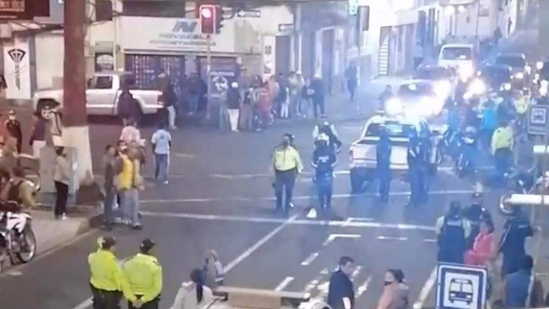 IndignadosAmbat's tweet photo. 🚨 #URGENTE #AMBATO 

La noche de hoy una nueva balacera dejó un fallecido y dos heridos en las calles Juan Benigno Vela y Mera, centro de la ciudad de Ambato.

#inseguridad #delincuencia #Ecuador @NotiViralesEc @ecuainm_oficial @radiolacalle @lahistoriaec https://t.co/HkKWsx7hFT