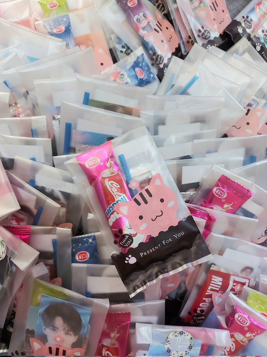strawberryhosh's tweet photo. ㅡ update:  thank you for your support >< i am with @caratworld_ph later to distribute the freebies. will announce our location and what i'll be wearing. you can also buy minwon cheering kits from them for 50php, see second pic for inclusions. see you later! ♡ https://t.co/DuYclGlyjw