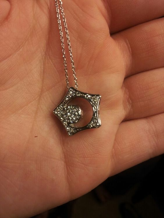 Natamarsol's tweet image. Collares en los #kdramas . Si algo caracteriza a los kdramas son los peluches originales y el collar infaltable que el chico le regala y nosotras queremos tener.
Hay muchos, casi tantos como series, pero dejo algunos de los más famosos
¿Los reconocen? ¿Quisieron alguno?
(hilo)