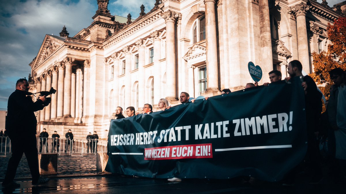 dersimonkaupert's tweet photo. Erst ihre Straßen, dann ihre Parlamente.

#Berlin #b0810 #Berlin0810 #AfDDemo #HeisserHerbst https://t.co/rPTYDYe8sx