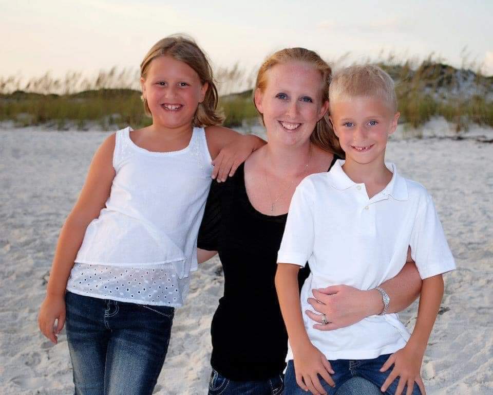 LibbyMbc's tweet photo. #toomanytooyoung Jacqie Parks is being featured by the @KadyHaynesProj today. I didn't know her but I know what a heartbreaking journey it is to leave your way too young children. If you have a chance check out the amazing Katy Haynes Beauty for Ashes Project https://t.co/qc6T1EgCUU