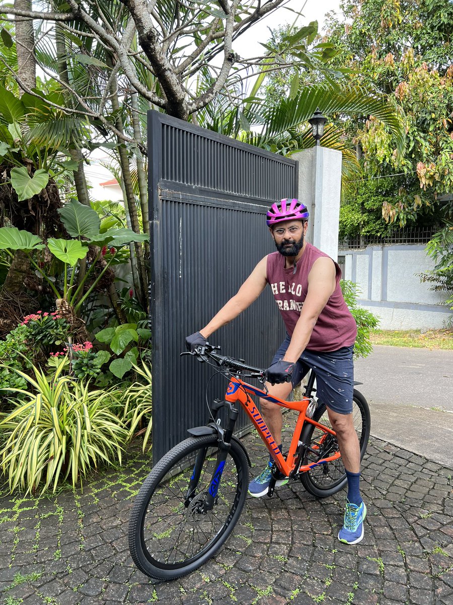 santoshm's tweet photo. The joys of bicycling without any purpose is deep felt and immense especially on verdant colombo environs #colombo #bicycling #sauntering #riding #lka https://t.co/C9pus4H1u2