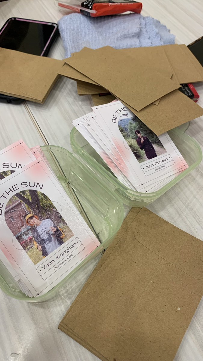 jineonu's tweet photo. I’ll be giving away these freebies! just approach me around moa xD 

rt &amp; like ksjaksj

#BETHESUNinMNL #BeTSinMANILA #BeTheSuninManila https://t.co/6VieXPhvjO