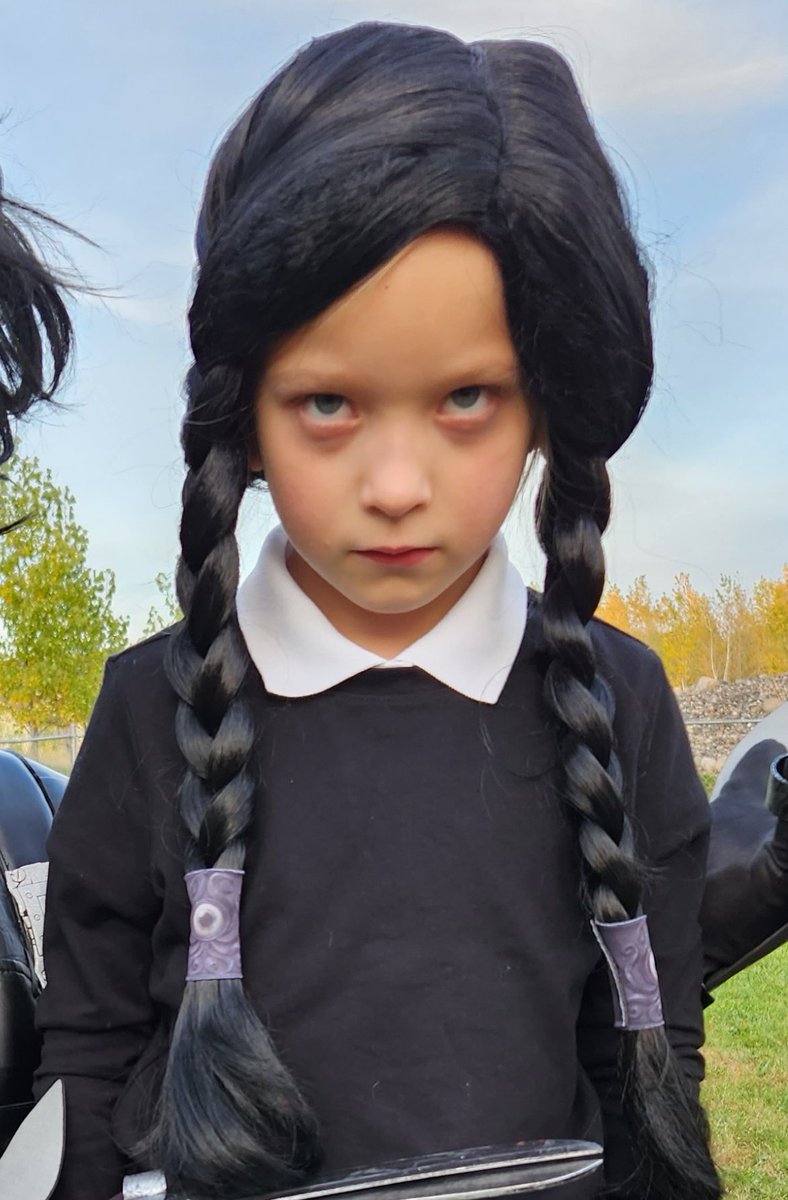 MJFromEarth's tweet photo. My child's #wednesdayaddams Halloween costume is pretty on point! You can tell she's been practicing in front of her mirror. 😄 #addamsfamily https://t.co/f9Td2sPNu1