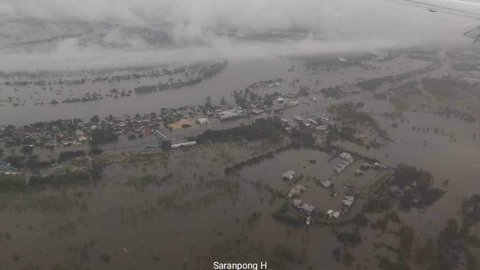 ฝากรีหน่อยน้าทุกคน❗❗ บ้านเค้าอยู่สูงแต่ยังท่วมถึงเอวเลยค่ะ แต่บ้านคนที่อยู่ต่ำคือมิดหลังคาแล้ว
#น้ำท่วมอุบล