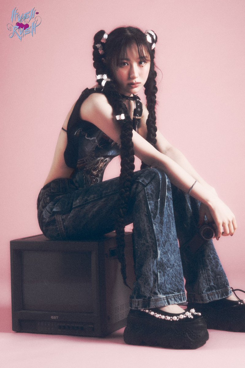 stonebIeu's tweet photo. lee chaeyeon wearing simone rocha ss22 platforms for her solo debut concept pics https://t.co/S6YDZuCxSW