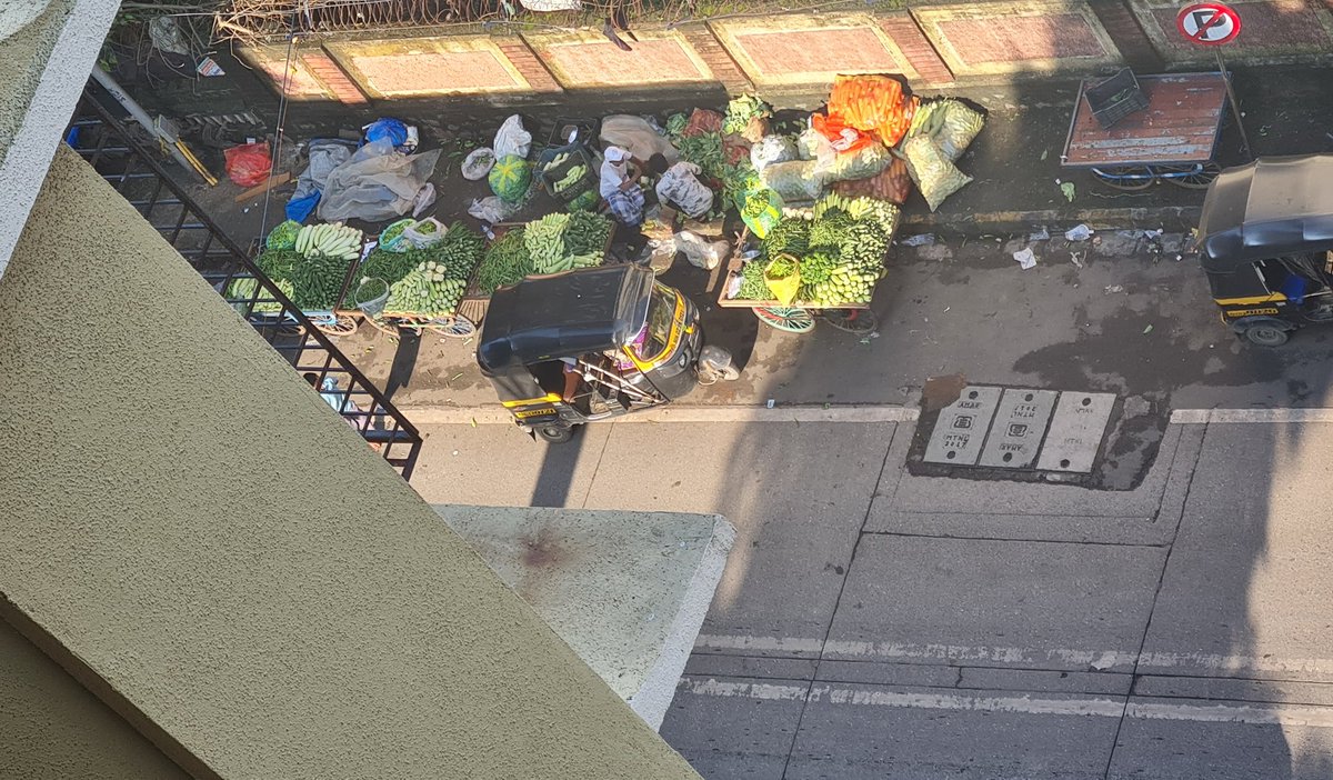 milindpai's tweet photo. @mybmcwardKW @Siddiquebagul1 @UghadeSharad @MCGM_BMC @CEncroachment @CMOMaharashtra @iqbalsinghshah @KishoriPednekar This is becoming a regular feature since 2 weeks now in the morning where public footpaths are being used for Vegetable assortment. Right in front of the Saraswat Bank, Juhu Lane. Please help us to stop this before this becomes a permanent dirty Vegetable market on Road. https://t.co/rUebREH5FP