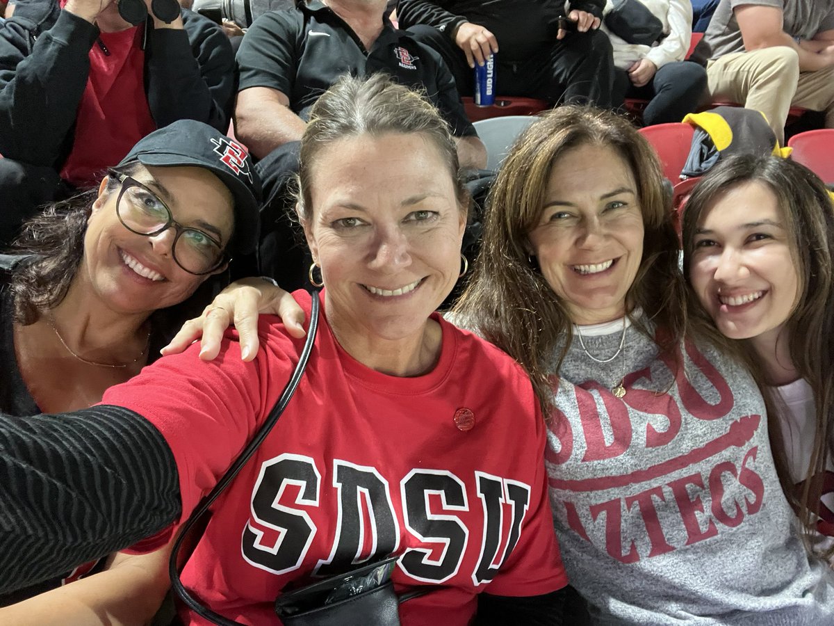 erinrighetti's tweet photo. #GoAztecs Family Weekend SDSU v Hawaii https://t.co/WO7EY8rA2n