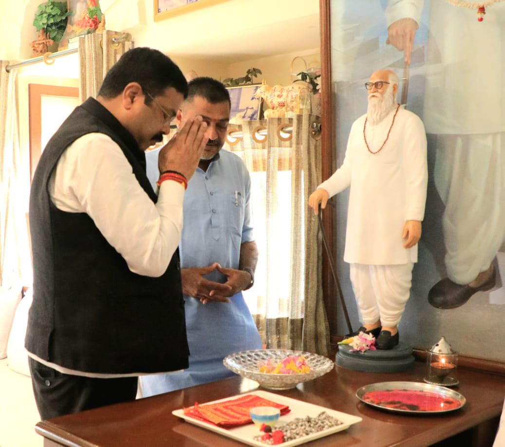भारत रत्न श्रद्धेय नानाजी देशमुख जी का सम्पूर्ण जीवन शिक्षा, स्वास्थ्य, सेवा और ग्रामीण स्वावलंबन के लिए समर्पित रहा। 

आज सियाराम कुटीर पहुँचकर ऐसे कर्मयोगी की प्रतिमा पर श्रद्धासुमन अर्पित करना मेरा सौभाग्य है। एक विचार के रूप में नानाजी सदैव हमारा मार्गदर्शन करते रहेंगे।