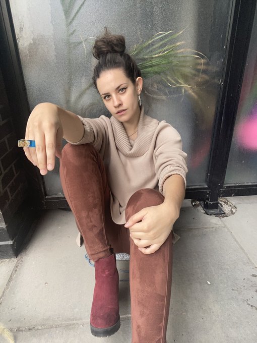 me in threatening poses begging u to sub to my OF https://t.co/cYCV0GFpWR