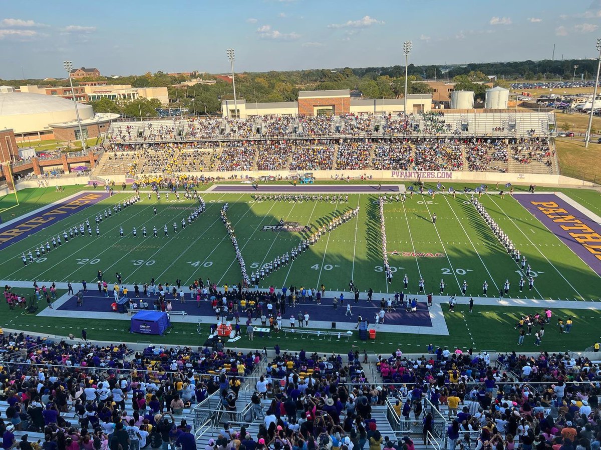 ButchAlsandor's tweet photo. One of the perks of calling games in the @theswac is u get to checkout the bands at halftime! #themarchingstorm @SU_HumanJukebox https://t.co/xwiosYslYO