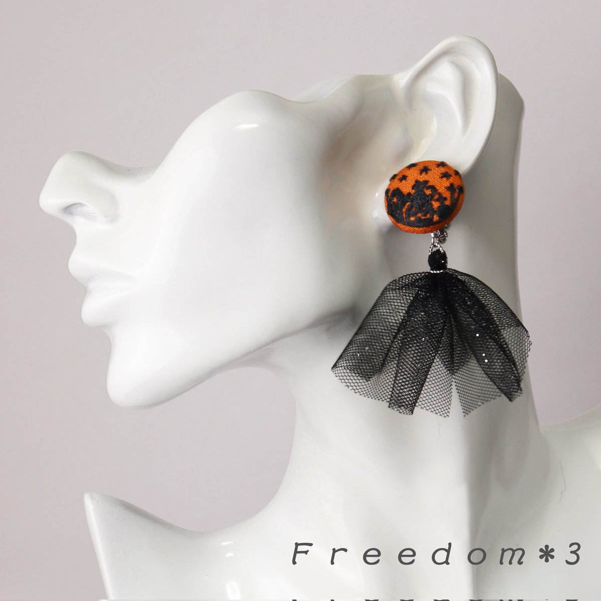 kirin_f_r's tweet photo. 【ハロウィン刺繍くるみボタンのイヤリング】
左右柄違いのイヤリングです
地布に黒1色でシルエット柄を刺繍する事で色数を少なくし、シックな大人可愛いを目指しました
下部はラメチュールのタッセルで華やかさをプラスしています
#刺繍 #ハンドメイド #freedom3 https://t.co/xUeeouZL3a