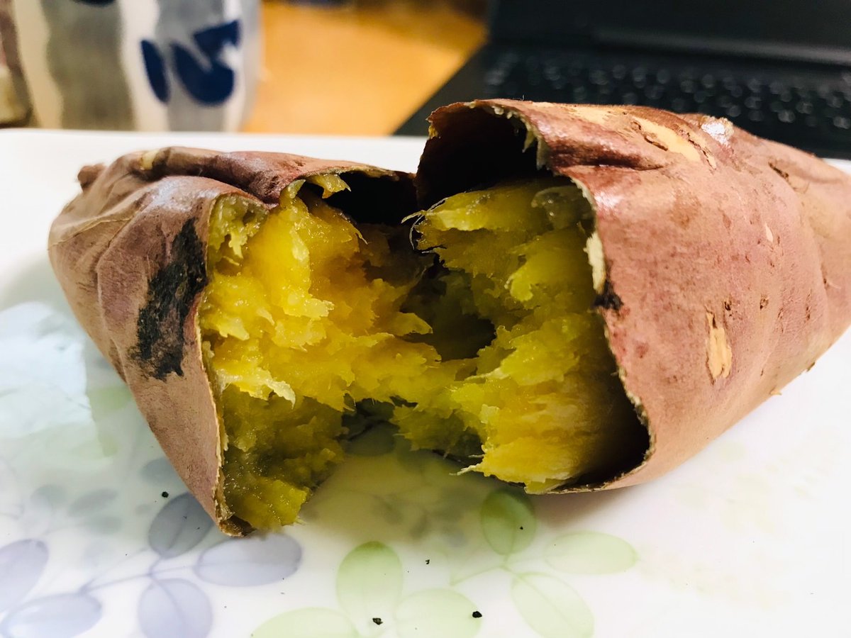 star_field22's tweet photo. バラが咲いたを歌いながら🎵焼き芋🍠を買いに行った。近くのスーパー。あなどるなかれ❗️これが柔らかくて甘〜く実に美味しい😋癖になっています❗️
#さつまいも
#ホクホク
#好みの甘さ
#リピ決定 https://t.co/vAVgV9mxPC
