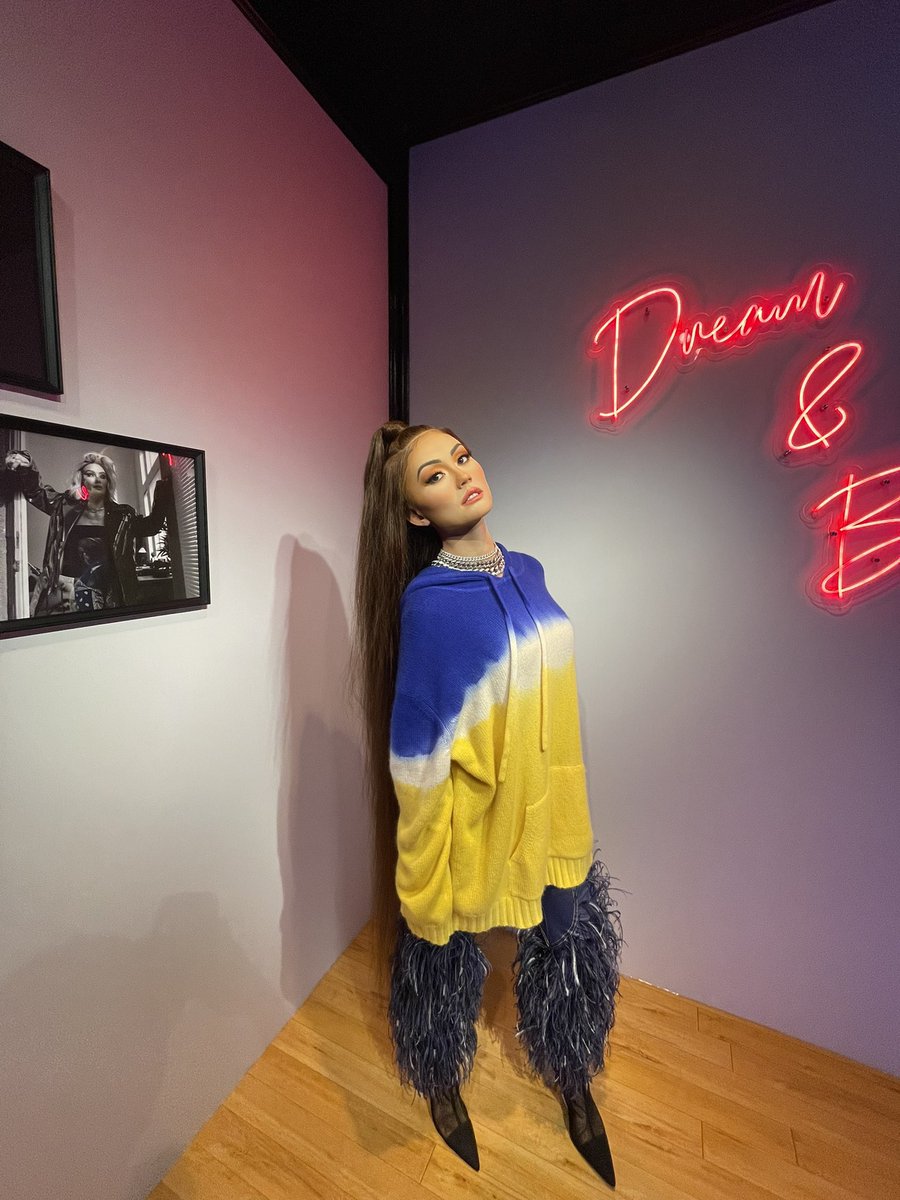 lathofy's tweet photo. Agnez Mo dan patung lilinnya di Madame Tussauds Singapura.

Agnez Mo menjadi orang Indonesia kelima yang dibuatkan patung lilin oleh Masame Tussauds setelah Ir. Soekarno, Presiden Jokowi, Anggun, dan Rudy Hartono. @agnezmo #AGNEZMO https://t.co/XaAXCdpn51
