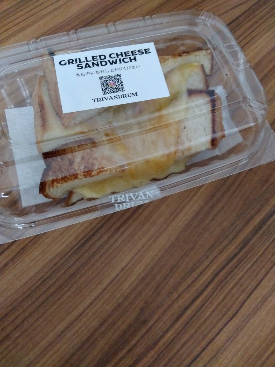 niko_nikotti's tweet photo. 井の頭公園入り口近くのサンドイッチ屋🍞+🥬=🥪 で チーズ🧀たっぷりのホットサンドをテイクアウト🥡✔
チーズ🧀がトロトロで美味

 #季節の惣菜
 #サンドイッチランチ
 #TRIVADRUM https://t.co/5mORkApc8W