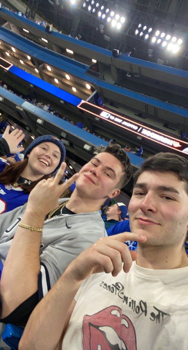 TaraaODonovan's tweet photo. Happy 25th to me 🥳
#WildCardSeries #torontobluejays #blueit https://t.co/i9hfBOERmn
