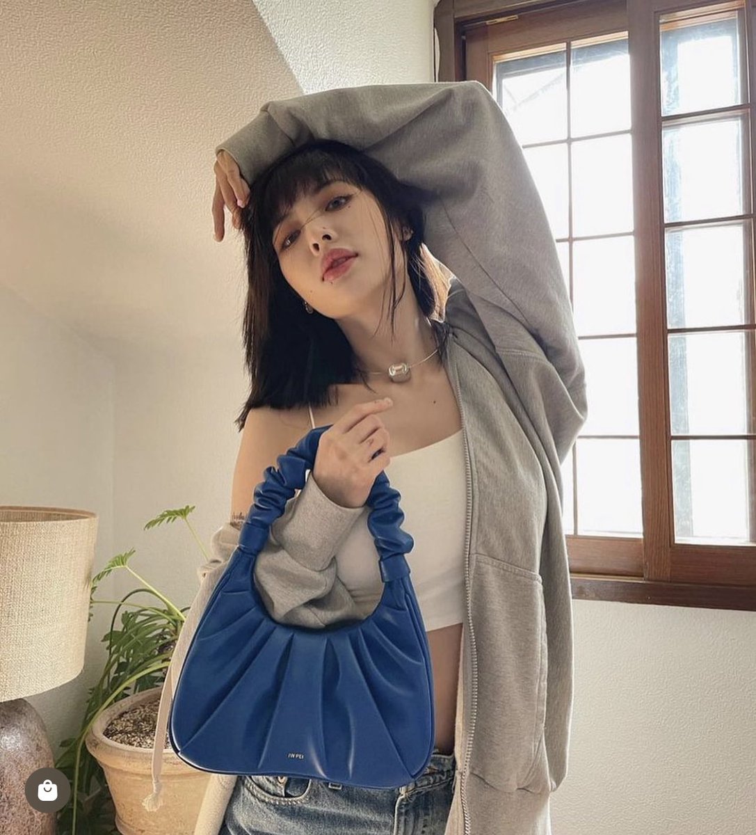tinyreview2's tweet photo. มีสีให้เลือกเยอะมากก สายแฟจ๋า ๆ แนะนำสีเขียว 🧤กับน้ำเงิน 🧵🪡 ฮยอนอาก็ถือนะว่าไม่ได้! แต่ถ้าแมชง่ายต้องสีขาวเลย

ทรงนี้คนก็อปเยอะมากก แนะนำซื้อของแท้เถอะ ไม่แพง นี่ซื้อร้าน NATBAY เค้าเป็นตัวแทนนำเข้า JW PEI ในไทย ได้ของแท้แน่นอนน

〰️ https://t.co/nonAkmiEoz https://t.co/OppoOVKEj9