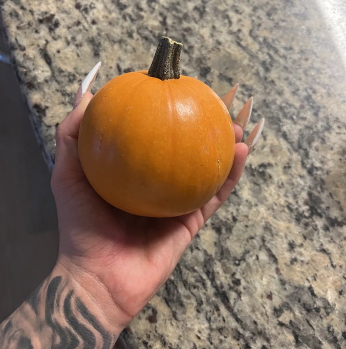 Some wholesome content. The cutest pumpkin 🎃 and I made a spice cake Happy October 👻 🍂 https://t.co/