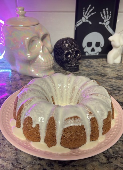 Some wholesome content. The cutest pumpkin 🎃 and I made a spice cake Happy October 👻 🍂 https://t.co/