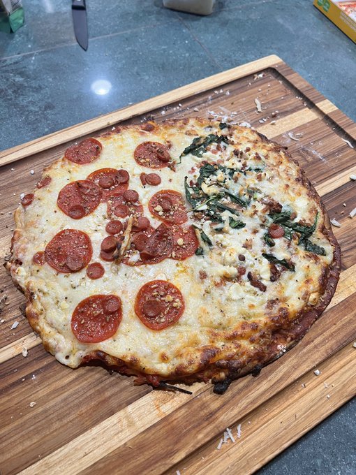 Home made pizza any one 🍕   One side pepperoni | one side feta, bacon and spinach https://t.co/kkZwV