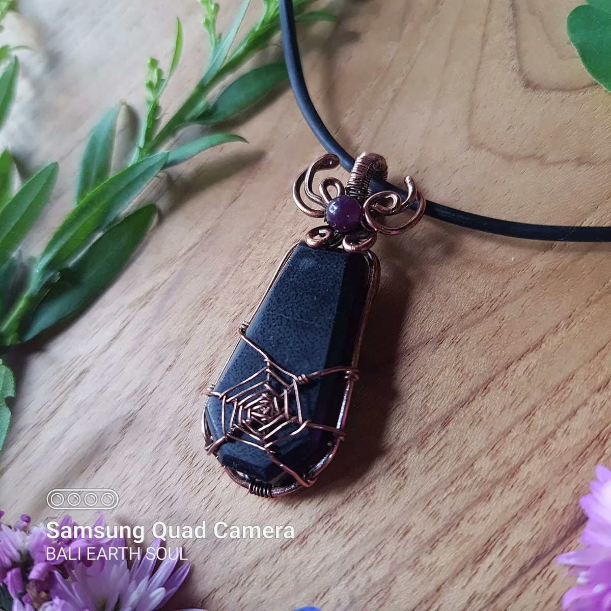 BaliEarthSoul's tweet photo. Anyone plan to dress as a vampire 🧛‍♂️ 🧛‍♀️ this season? Better have this black coffin ⚰️ to complete your look 👻

#coffin #coffinpendant #blackjewelry #copper #copperwire #madeinbali #vampire #vampirenecklace #vampiretheme #Halloween2022 https://t.co/sJyv2MlXms
