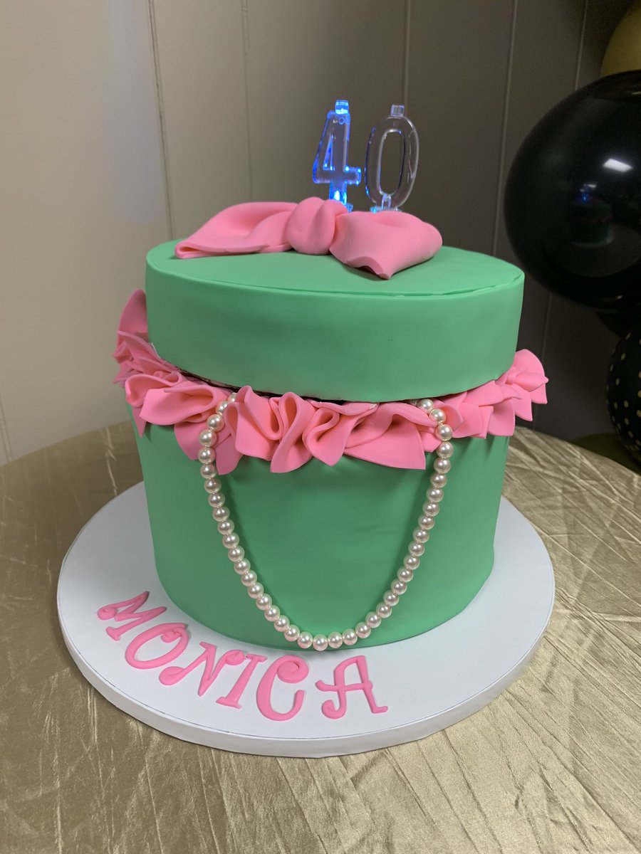BookMissMoe's tweet photo. My beautiful cake! #Talk40ToMe https://t.co/V8IQujS6d6