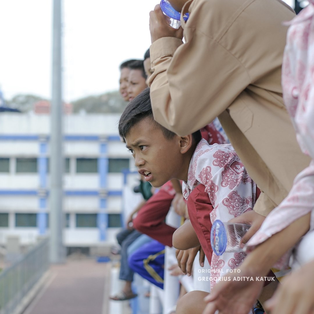 Budaya mendukung turun temurun dan tanpa paksaan. Rasa yang mengalir murni dan alami, secara jelas menunjukan besarnya sebuah nama, PERSIB. 

#PERSIBsalawasna