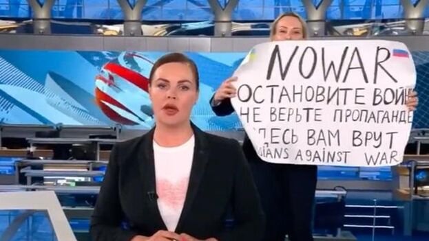 14ymedio's tweet photo. El Ejército ruso #retrocede en la anexionada región de #Jersón ante el avance ucraniano👉Rusia declara en busca y captura a la periodista Marina Ovsiánikova que protestó en televisión https://t.co/8QxceQgbM9 https://t.co/F2iCP5eAnG