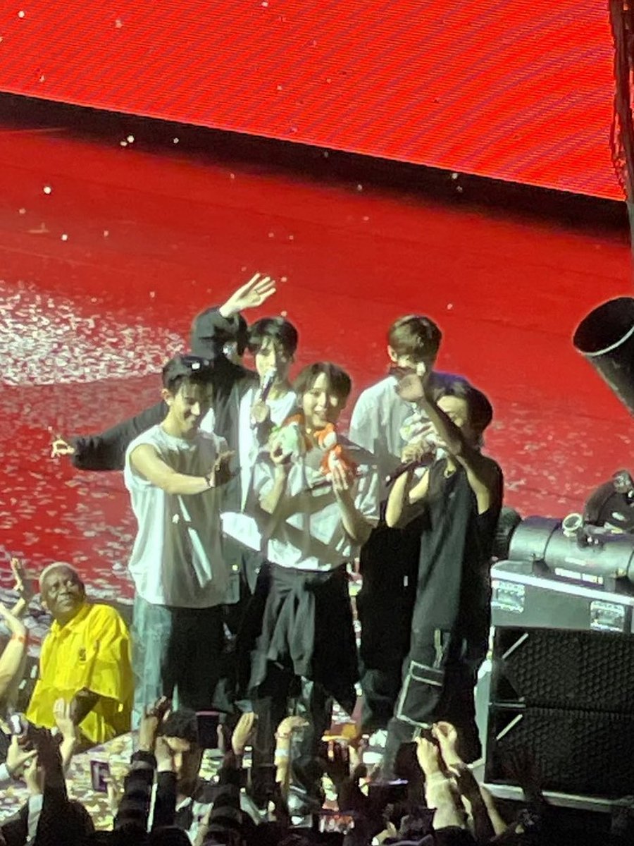 gaescraze's tweet image. sunoo: *wants to interact with engenes*
hyung line: yeah sure *nambakod*