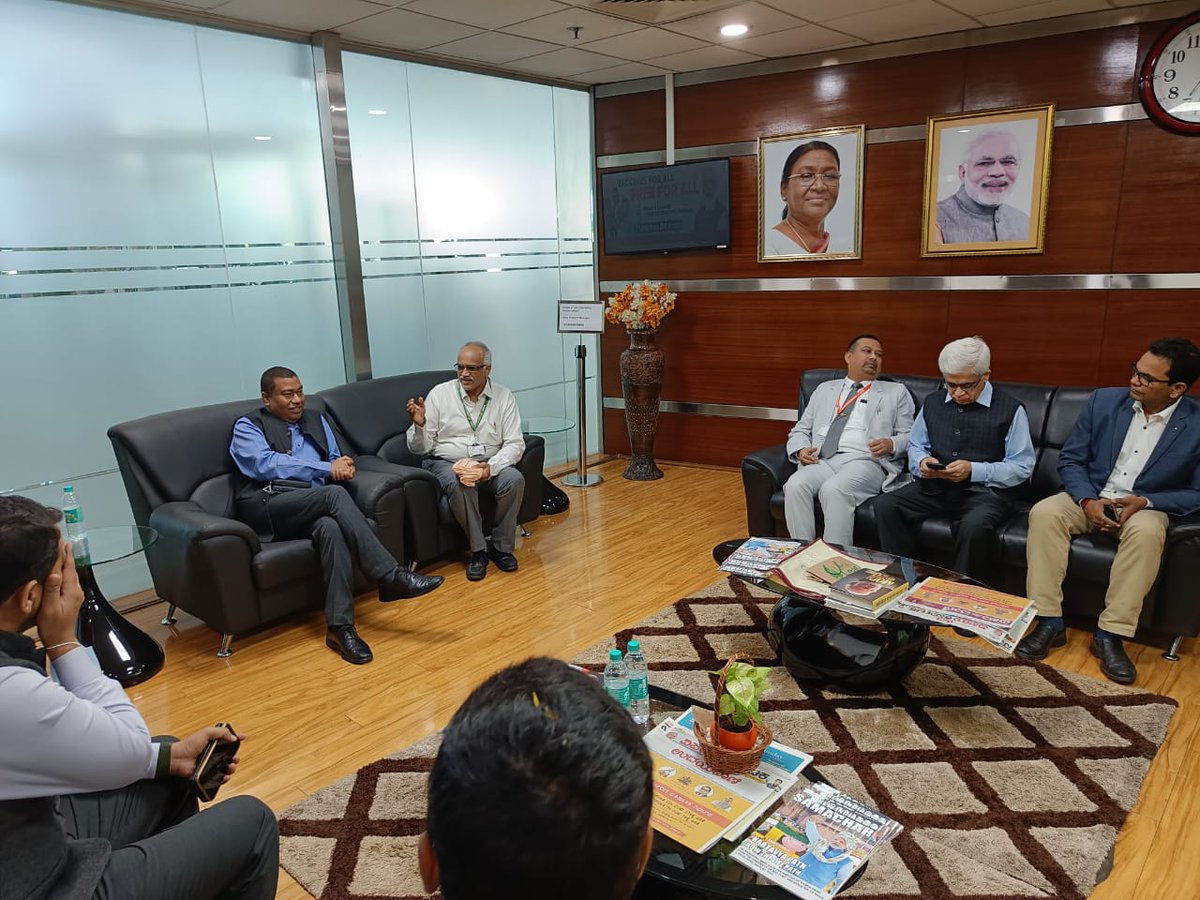 Rameswar_Teli's tweet photo. Overwhelmed by the warm welcome on arrival at the Mangalore Airport by @IndianOilcls ED &amp; State Head Sh Gurprasad, @Ongc_Mrpl MD Sh M Venkatesh &amp; other senior officials from the oil &amp; gas PSUs. (1/2) https://t.co/TFGIpWy4Oj