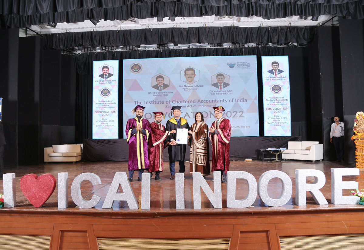 know_udit's tweet photo. CA Convocation 🎓
06.10.2022

#icai #convocation2022 https://t.co/Ac501bdSFI
