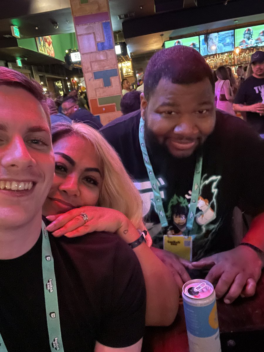 ItsKwayed's tweet photo. Bad pictures, good friends @meeeows_ @gorillaphent https://t.co/v3c4q506Ov
