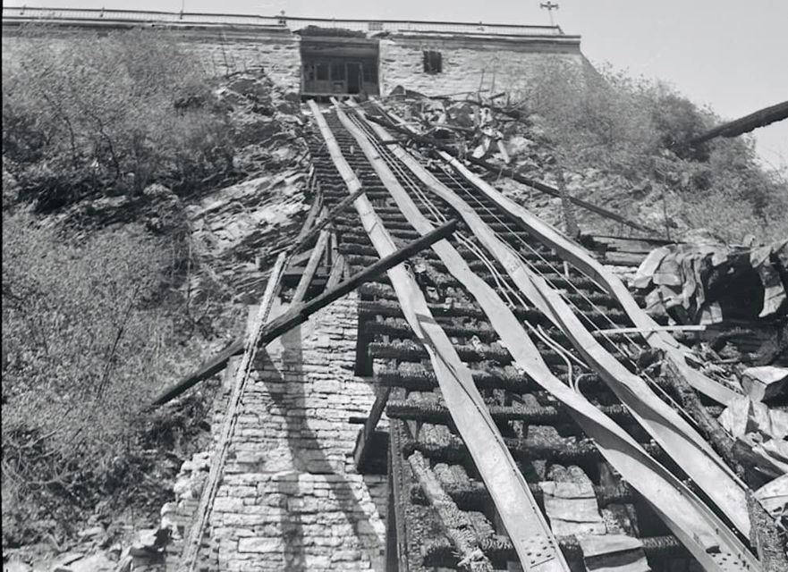 RobertQc's tweet photo. En 1945, un violent incendie détruisit le funiculaire et causa des dommages majeurs à la maison Louis-Jolliet. Le funiculaire fut alors reconstruit en prenant bien soin de recouvrir sa structure d'un abri métallique pour réduire les risques d'incendie.
https://t.co/96rLGqtu5a https://t.co/JIIf5xjZ41
