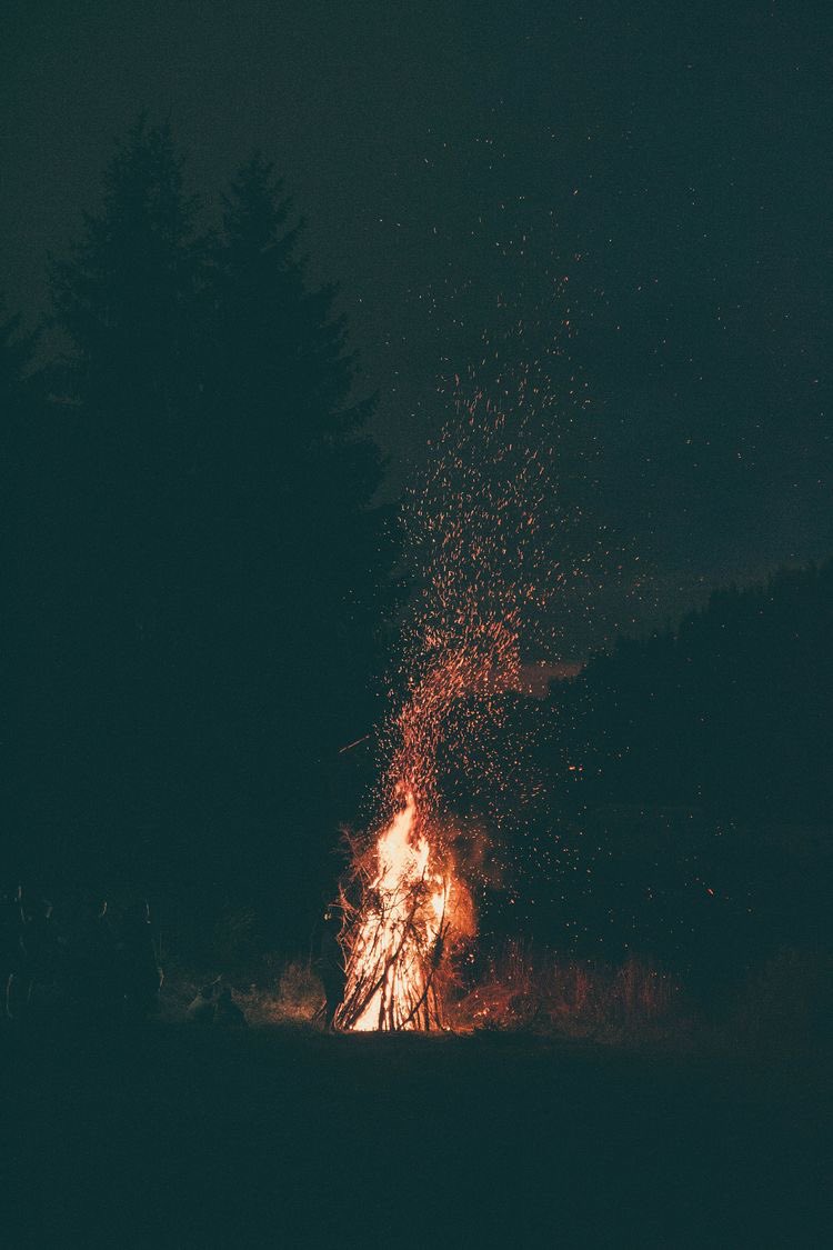 taashiaa's tweet photo. it’s chilly,
but I keep burning
for people who aren’t around anymore.
all alone.
somebody
stomp 
me out of my misery https://t.co/BGdaq53O5R