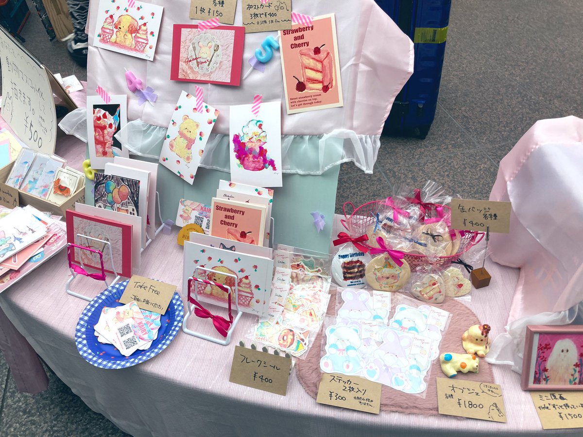 urarozi_sendai's tweet photo. おもいっっきり、ファンシー。
懐かしいのに新しい、柔らかなタッチのイラストグッズは必見!お子様にも早速人気。
13:30からオープンです。
#地下道3150 #KAIRY https://t.co/vtz48ubGEg