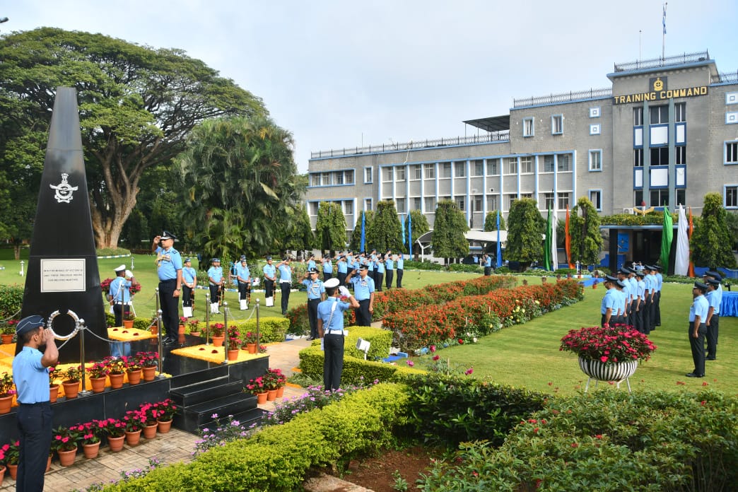 tracomiaf's tweet photo. The 90th Air Force Day celebrations of #HQTrainingCommand began with Air Mshl Manavendra Singh, AOC-in-C @TRACOMIAF laying a wreath at the HQ Training Command War Memorial and paying homage to those who made the supreme sacrifice in service of the nation. @IAF_MCC @Prodef_blr https://t.co/wjChhA7Jvg