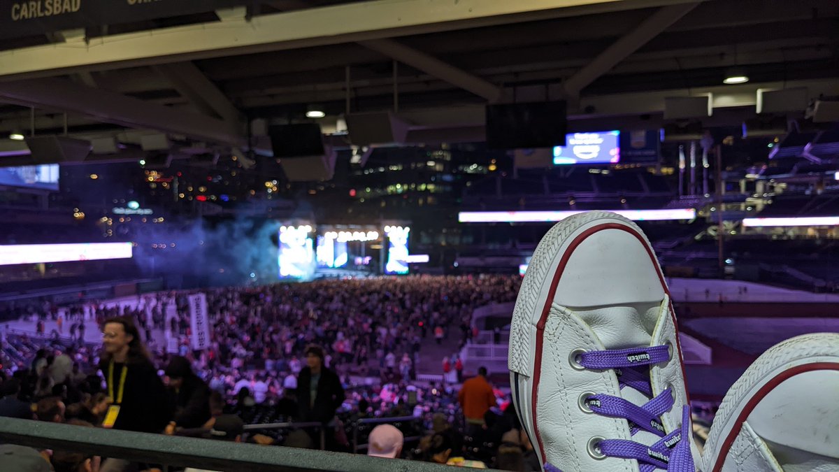 Lots of walking this trip, nice to kick the feet up. 😅#TwitchConSanDiego