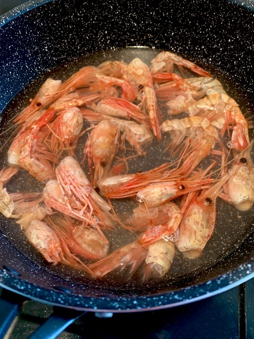 刺身で食べたエビの頭と殻を茹でて出汁を取ってラーメンスープにしてやる!! 