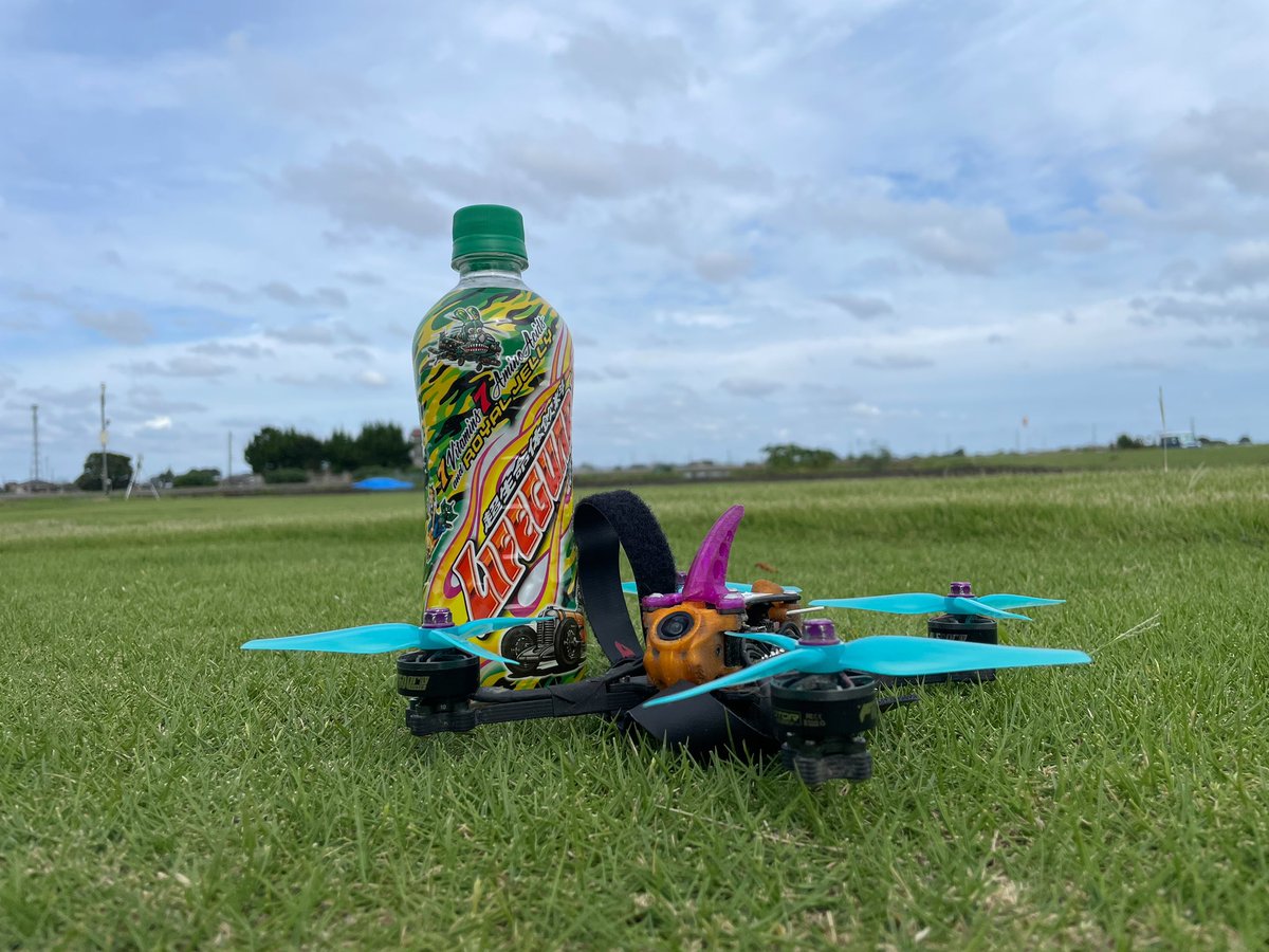 ogafpv's tweet photo. 秋晴れ🌞
マウント壊れたのとぺらが青いから色がガチャガチャ🤪

#lifeguard #japradar #azax #robotixjapan #ゴルモバ #BRIDE
#tmotor #foxeer #tattu #hqprop https://t.co/h7kx2uxWcg