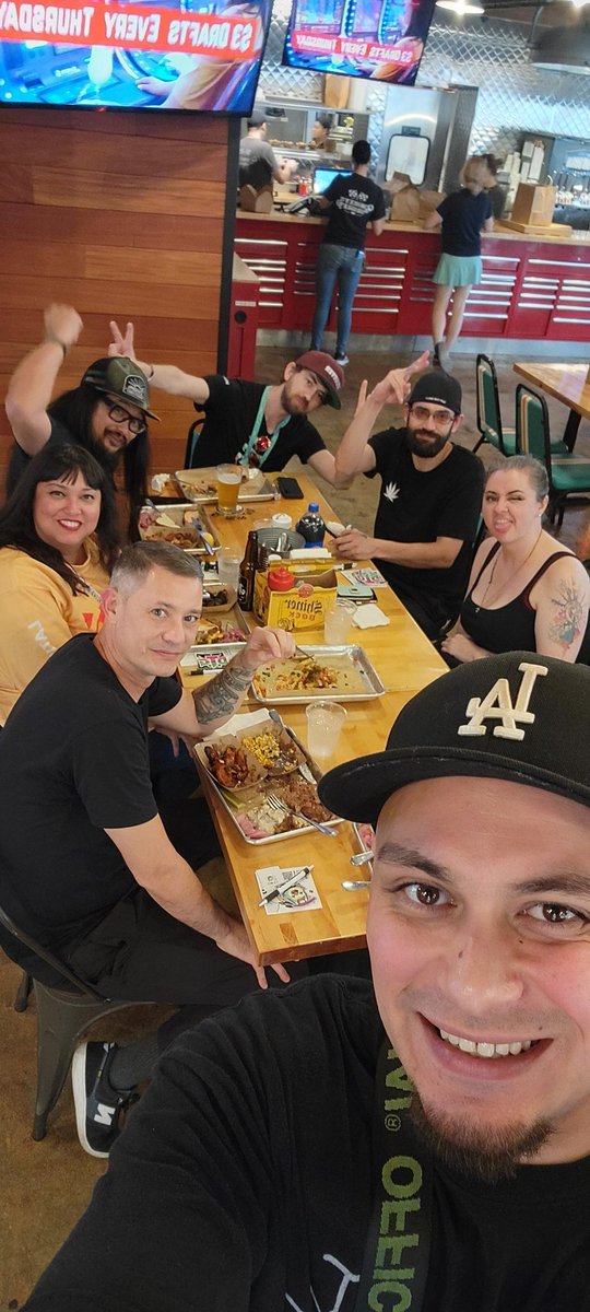 Dr3wTheGiant's tweet photo. My life is complete ❤️ #BlankosFam 
 @ChaiGuy77 @Jcluster2 @PanchoLightsout @jennyonjupiter @SamuraiGenetics @CorrinCampbell https://t.co/sA73TwvmeQ