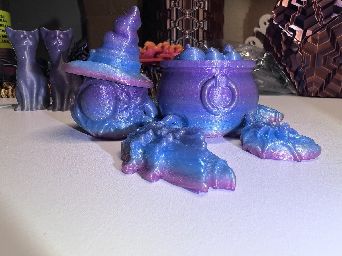 feistykitty's tweet photo. The @cinderwing3D #Witchurtle is done streaming on @MakerDeck ! @Proto_pasta #NebulaNightGlowFluorescent in normal vs UV light: https://t.co/Td3VXoRNH8
