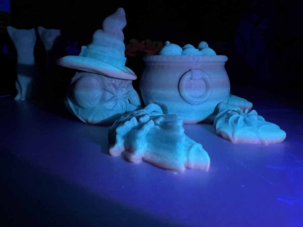 feistykitty's tweet photo. The @cinderwing3D #Witchurtle is done streaming on @MakerDeck ! @Proto_pasta #NebulaNightGlowFluorescent in normal vs UV light: https://t.co/Td3VXoRNH8